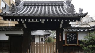 忠臣蔵の大石良雄の母や鞍馬天狗の嵐寛寿郎の墓もあるようです