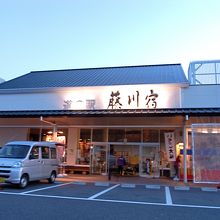 よーく見ると、店じまい中