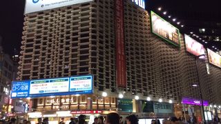 巨大な雑居ビル。