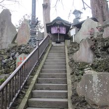 階段の上にあります