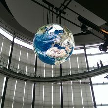 エントランスの地球儀