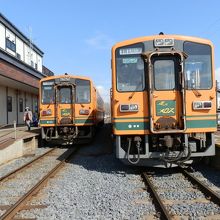 津軽鉄道線の中で唯一列車交換可能な駅です。