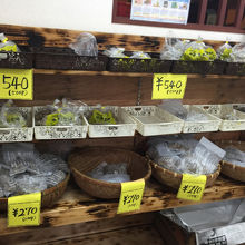 工場内でも黒糖が購入できます。時機を確認してください