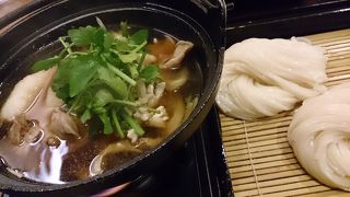 駅の近くで、おいしい稲庭うどんが楽しめる