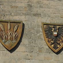 塔の外壁にある二つの紋章