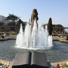 噴水が不定期に高く噴き上がります。なかなかの迫力。