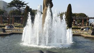 山下公園の中央入口からすぐの場所に