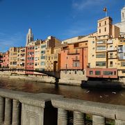 ジローナの旧市街地と新市街地を分ける川