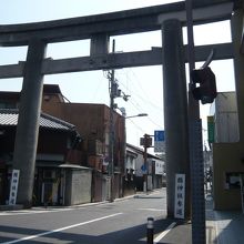 この鳥居で商店街はおしまい　平等院へは鳥居より一本川側の道へ