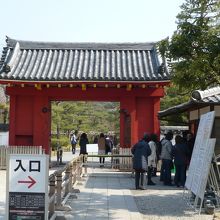 正門です　右手がチケット売り場