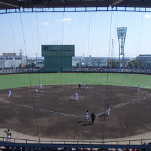 内野スタンドから見た球場の全景