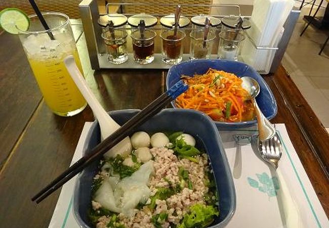 気軽に麺とソムタムが食べられます