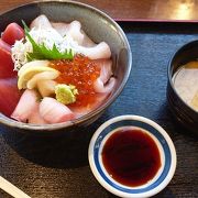 市場の中に入る食堂