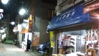 様々な麺類が売られている