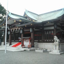 広い公園の隣にある神社です。