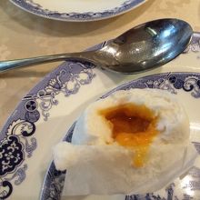 まっ黄色のカスタードクリームはまだトロトロに溶けています