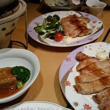 豚のしょうが焼きと角煮