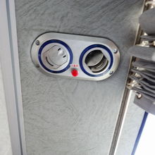 降車時には天井についた赤いボタンを押す