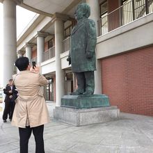 館の裏手にある渋沢栄一の銅像