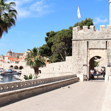 プロチェ門を抜けると旧市街