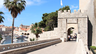 石畳の道の先に