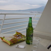 テラスでビールを飲む