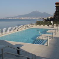 ロビーを出た下にプールがある