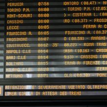 テルミニ駅の電光掲示板