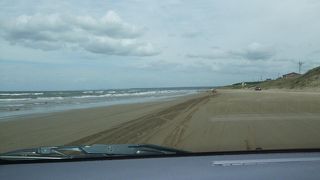 車で砂浜を走れるドライブウェイ