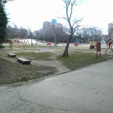 広場や遊具など、いかにも普通の公園でした。