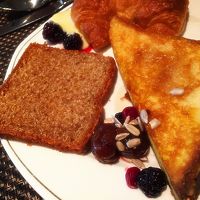 翌日の朝食ビュッフェの一部。なかなかおいしいです！