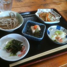 付いてくる小鉢膳