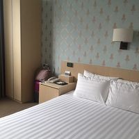 ダブルです。ベッド横のコンセントなし。