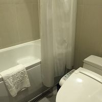 浴槽があります。半身浴できるように段差あり。