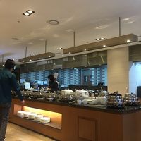 朝食ビュッフェの食堂はフロントと同じ階