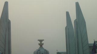 民主主義を記念して建てられた記念塔