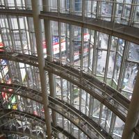 都会的なエレベータからの眺め