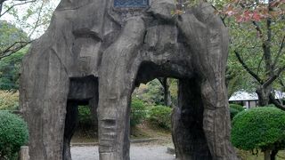 奇妙な大きな岩の門がありまます