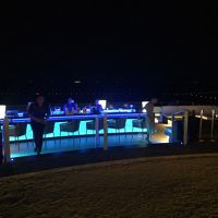 夜のビーチサイドバー