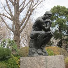 前庭にある｢考える人｣の像