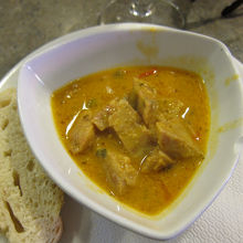 鶏肉のカレー風味煮込み