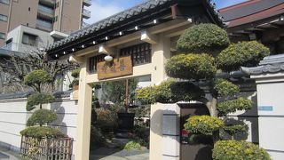 近所の風景に溶け込んでいるお寺