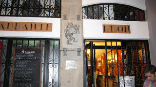 グラナダのヌエバ広場近くの老舗バル