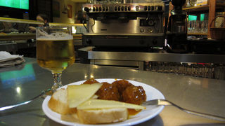 路地裏の静かなバル