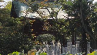 鶴岡八幡宮の源平池の東の島にある