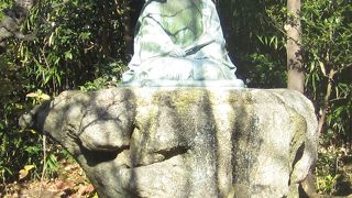 ちょこっと坐っている可愛らしい銅像