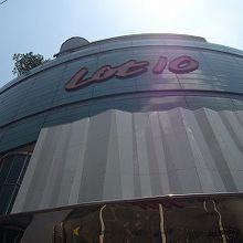 ブギビンタン駅目の前の一等地に建つ。