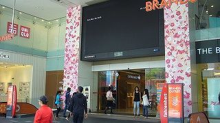 目抜き通りに立地。ユニクロが目立つ。