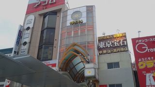 雑多な雰囲気が楽しい商店街