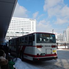旭川駅のバスの行列。電車が着いてから既に3台は発車してる。